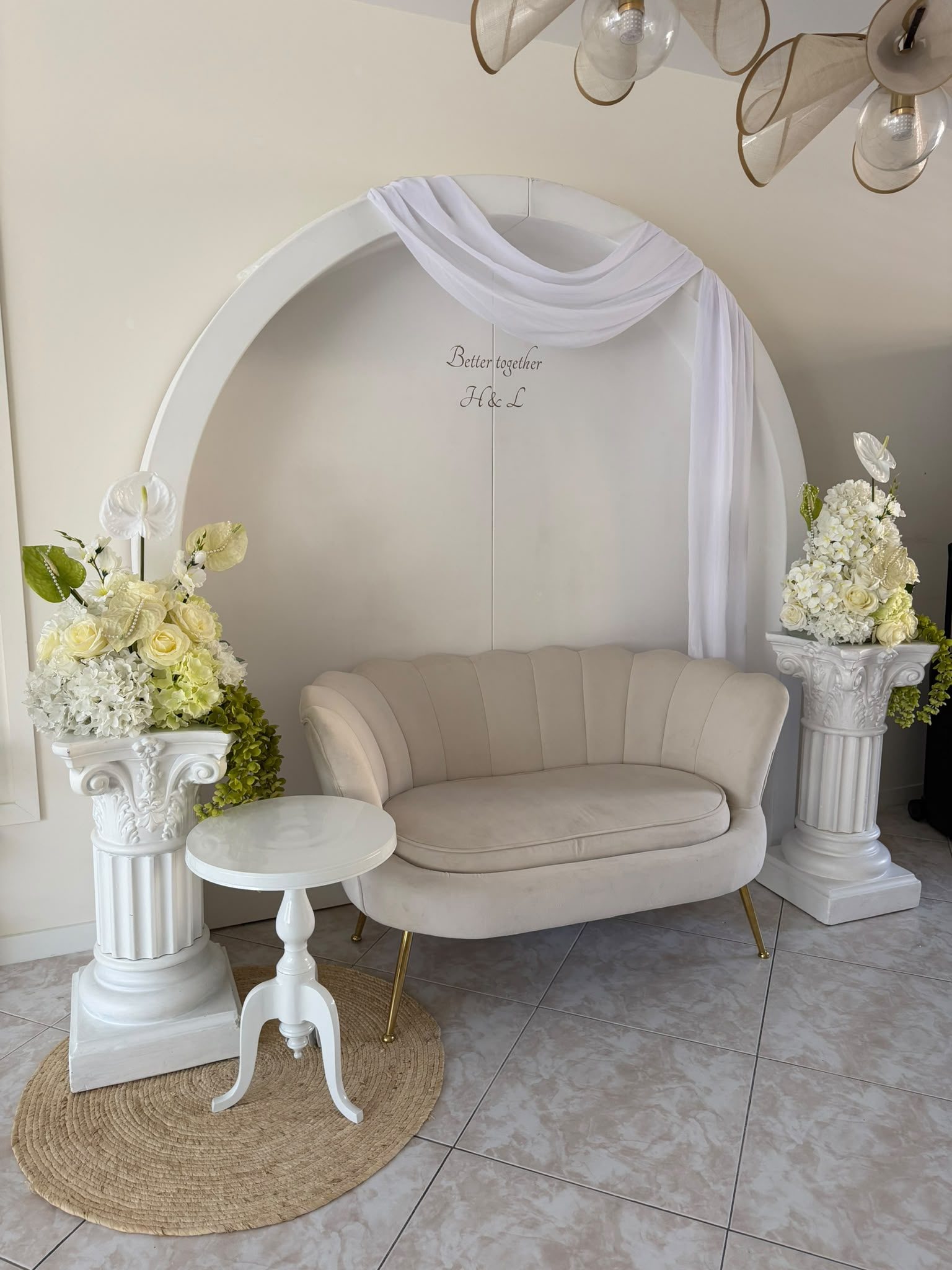 Backdrop met loveseat en zuilen