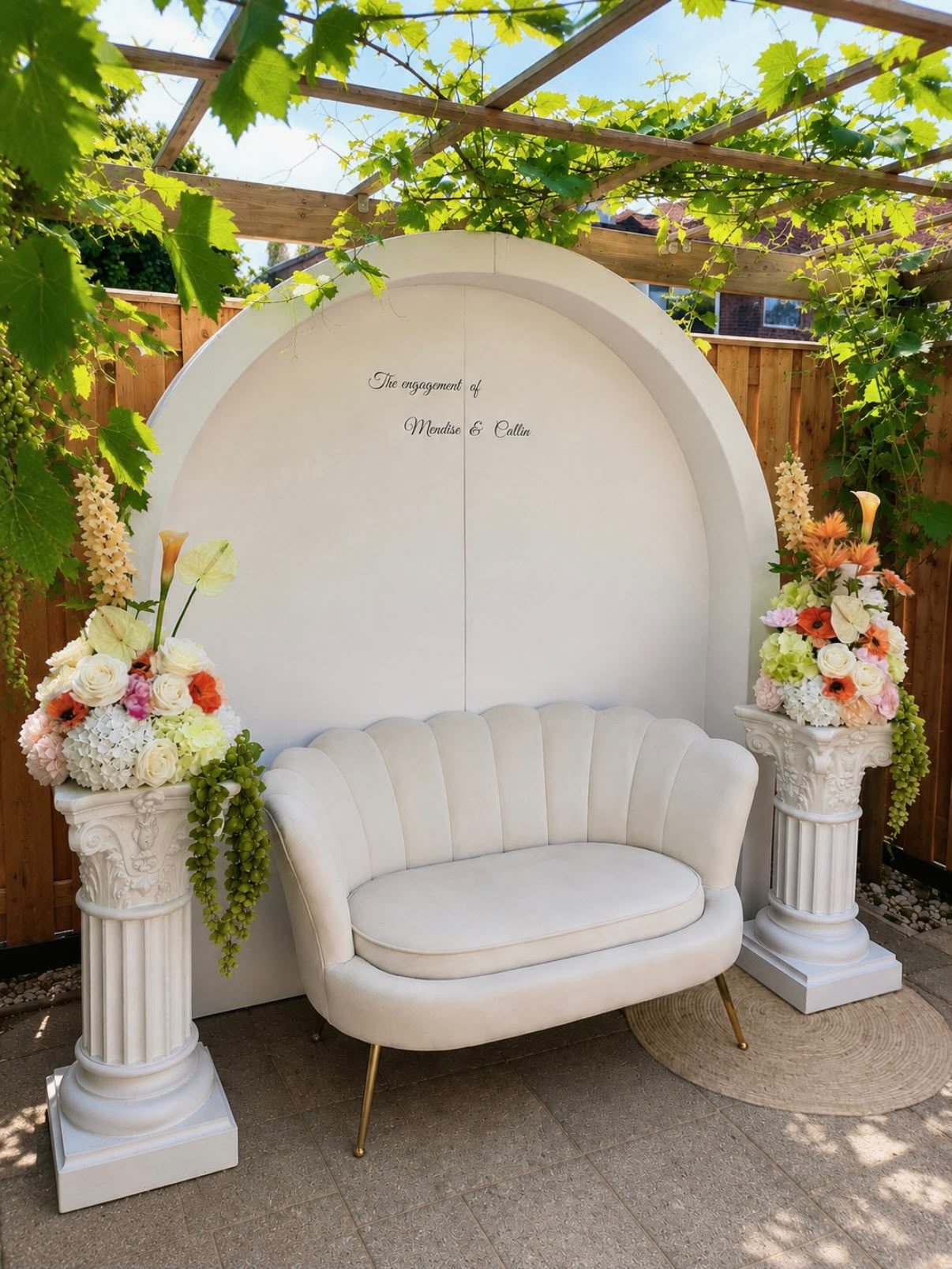 Backdrop met loveseat en zuilen