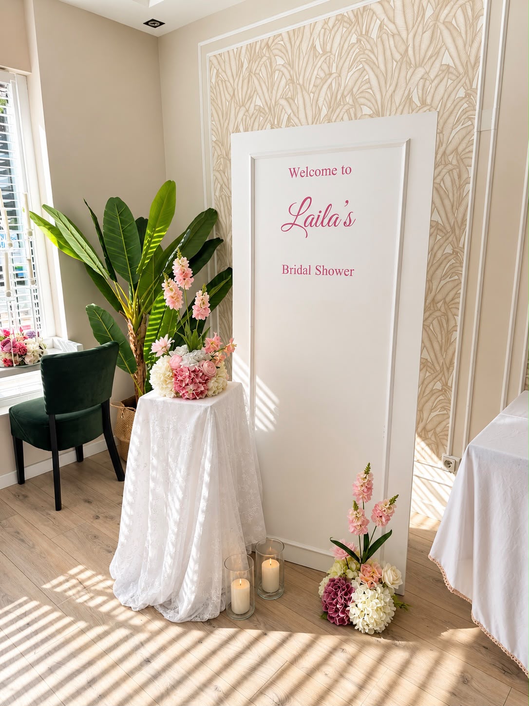 Welkomstbord bridal shower met roze bloemen en kaarsen