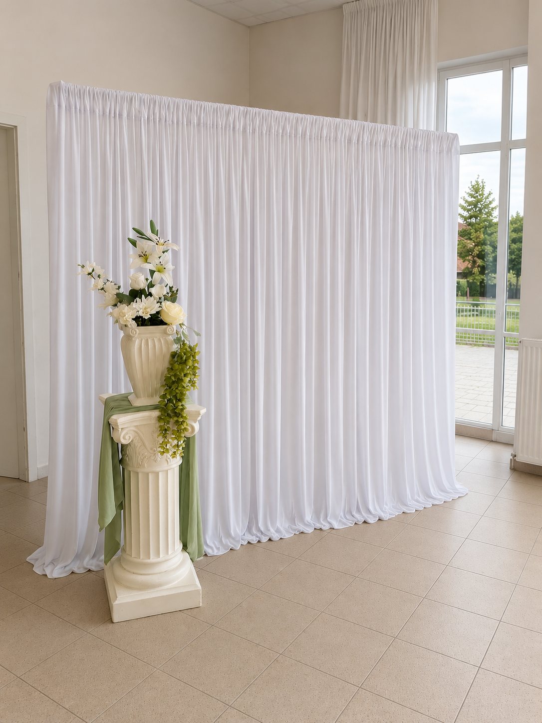 Witte gordijn backdrop met zuil en bloemen