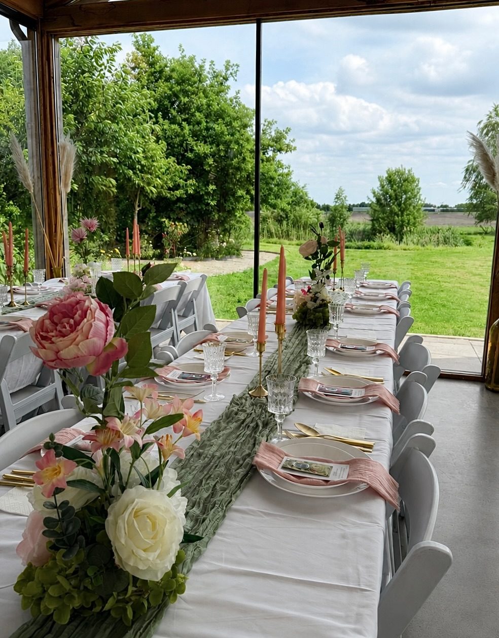 Tafelstyling buiten met bloemen