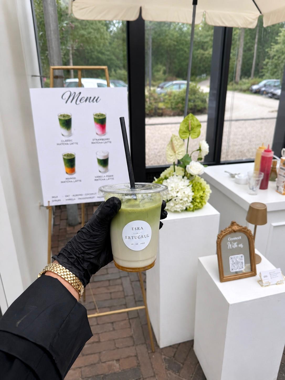 Iced matcha latte met gepersonaliseerde sticker voor de matcha bar