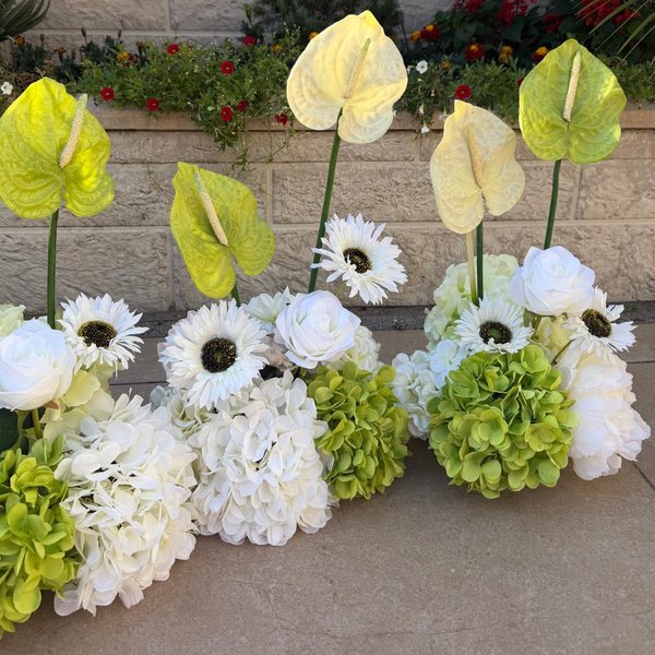 Ontwerp op maat: bloemstukken met anthurium, hortensia en witte rozen