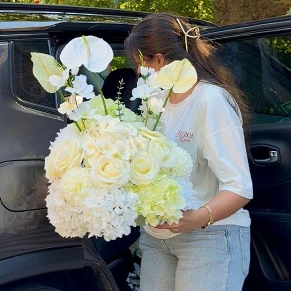 Styling op de dag: bloemstuk wordt uitgeladen voor een event