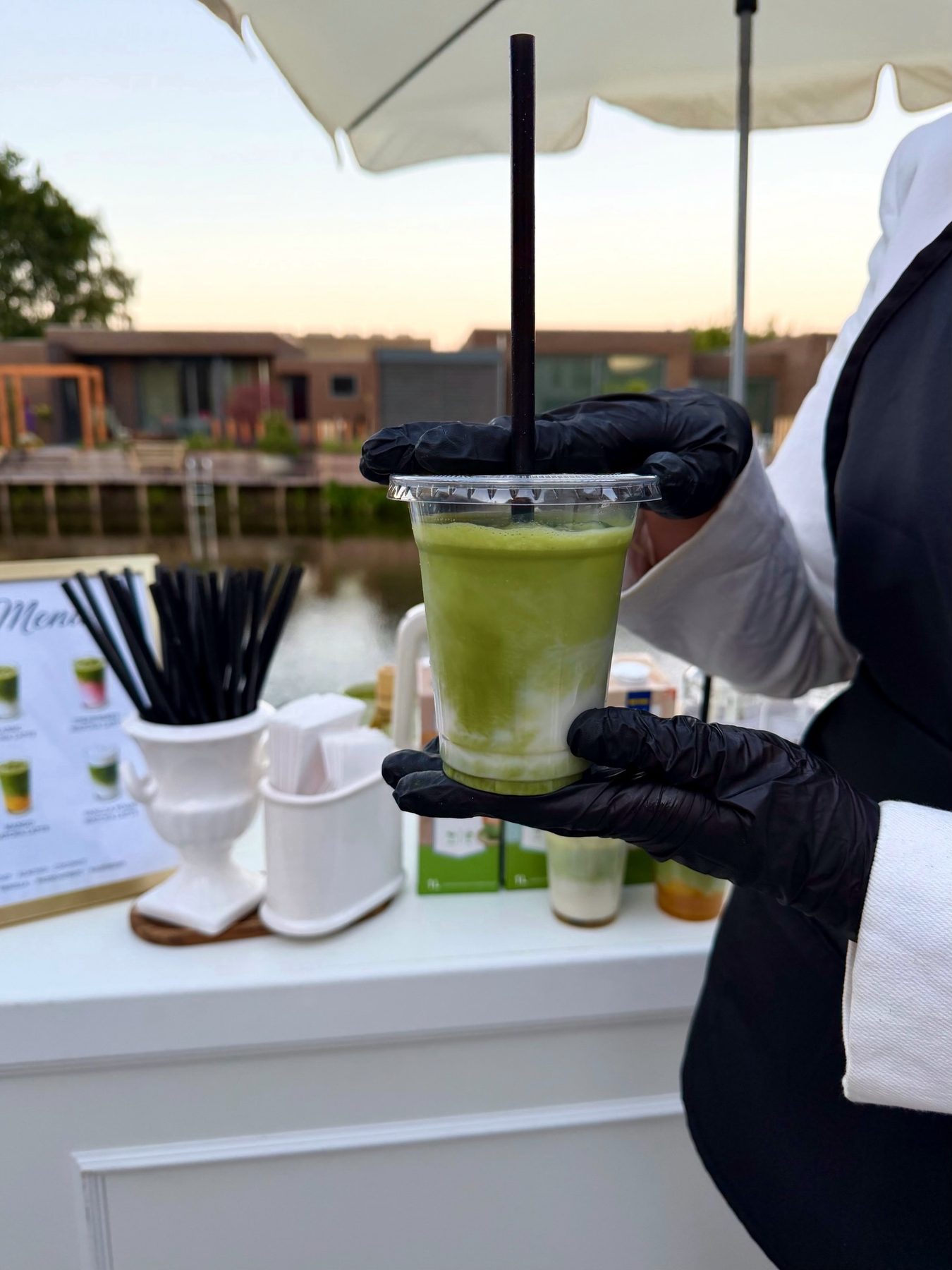 Iced Matcha geserveerd