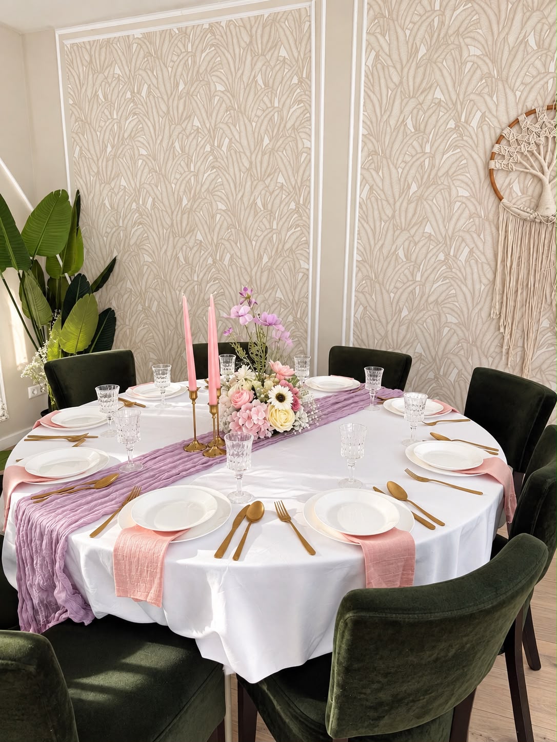 Ronde tafel met lila loper, roze servetten, gouden bestek en kaarsen